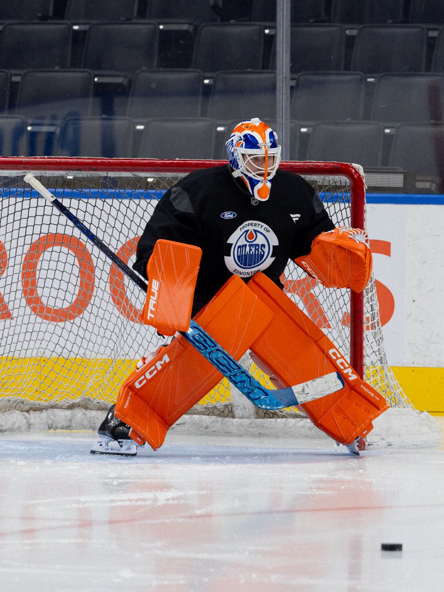 GoalieGearNerd's tweet photo. Great to see NHL goalies rocking colorful sets again. https://t.co/OyHYz4HMY5