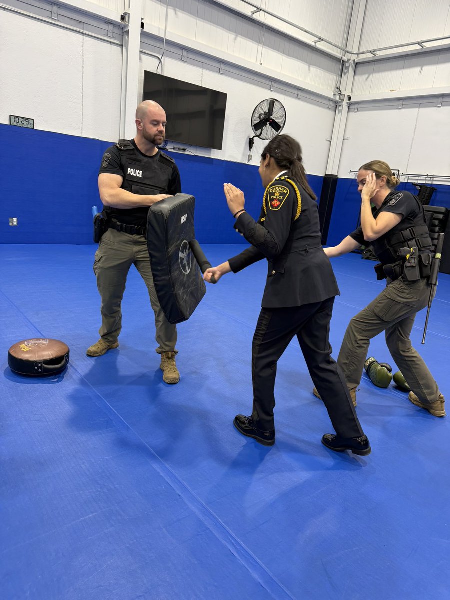 DRPS's tweet photo. Our Mini Chief was ready for a challenge! 💪

Chief for a Day Anayta Sehrawat stopped by our Education and Training Centre to spend time with our Use of Force instructors and learn about the training our officers receive. She even put her skills to the test by completing an obstacle course!

Stay tuned as we follow along on her busy day! 🚔