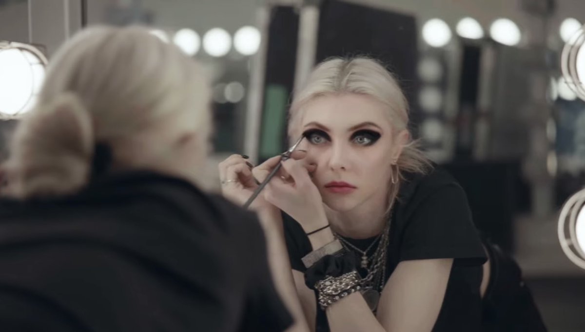 PopLoop_'s tweet photo. The Pretty Reckless nos lleva al detrás de escenas de su gira musical en el video para el nuevo sencillo “About You”.

➡️ https://t.co/u2uEfacWJ6 https://t.co/I8UX0ajzv6