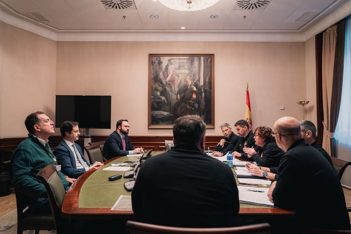 guidoprincesa's tweet photo. Hoy nos hemos reunido con @tu_abandono para constatar el deterioro absoluto de nuestro modelo penitenciario.
La seguridad es una prioridad para VOX y los funcionarios de prisiones son los eternos olvidados.
El diputado @Ignacio_Hoces ha recibido sus propuestas. https://t.co/0WWqQh7pQ6