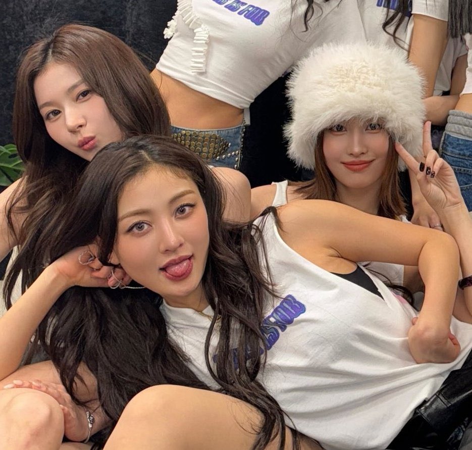 Samoloopss's tweet photo. Jihyo: Wait, no? We're the Jjakkoongz.
Jihyo: You can have Momo.
Sana: But didn't you say you were going to take Momo?

Jihyo greedy asf wanting both Sana and Momo and Sana pointing it out😭😭😭 https://t.co/V8F4fKInvX