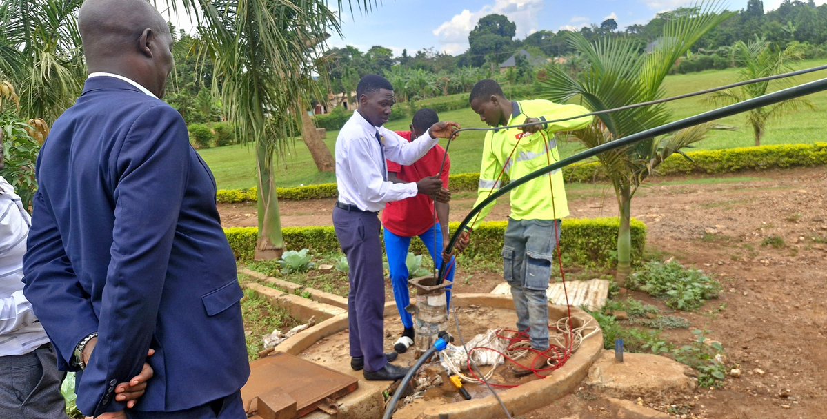 Bagandatweepsss's tweet photo. BUGANDA YIYO BUGANDA YANGE
(19/10/2026) @BugandYiyoYange

​Ssentebe wa Buganda Yiyo Buganda Yange, Omw. Munaawa Dan @Mwembugaoficial , agenyiwaddeko mu Ssaza Bulemeezi okutunulira obusobozi bw'okufunira essomero lya Kangawo Nursery School amazzi amalungi okuyita mu nteekateeka y'ekibiina ey'okukola Bulungibwansi mu masomero g'amabujje mu Bwakabaka bwa Buganda. Nga wano ekibiina kitunulira okugatta Omutindo ku by'enjigiriza wano mu Buganda. 

​Ssentebe yayaniriziddwa Omukubiriza w'Olukiiko lwe Ssaza, Omw. Ssenku Dan, akikiridde Omwami w'Essaza Oweek. Ronald Mulondo, era nga batambudde n'omukugu mu by'amazzi.

​Bano balambudde ebifo eby'enjawulo omuli amazzi, okwabadde ne Bowa Vocational School, era nga wano bayaniriziddwa Omukulu w'essomero lino. Bw'abadde abayaniriza, asanyukidde nnyo enteekateeka eno era bw'atyo ne yeeyama nga essomero okutambula n'ekibiina kino obulungi mukawefube w'okufunira KANGAWO Nursery School amazzi amayonjo. Mu kifo ekirala ekituukiddwako, abakulu abavunaanyizibwa ku kifo kino tebabaddewo.

​Ku lwa Kangawo, Omukubiriza yeebazizza ekibiina kya Buganda Yiyo Buganda Yange okulaba nga bavuddeyo okukwasizako Ssaabasajja Kabaka wamu n'abantu be okulaba nga bafunira abasomi b'essomero lino amazzi amayonjo. Bw'atyo akoowodde abantu abalina omutima omulungi okukwasizako ekibiina kino okulaba nga enteekateeka eno etuukirira bulungi.

​Omulimu guno gusuubirwa okutandika mu bwangu ddala oluvannyuma lw'akakiiko akakulemberamu omulimu guno okumaliriza okufulumya embalirira eyeetaagisa.

#BYBYBULUNGIBWANSI 
#BugandaYiyo_BugandaYange