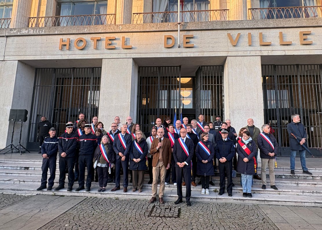 Prefet76's tweet photo. 🇫🇷 Rassemblements républicains

A Rouen, au Havre, à Dieppe et dans de nombreuses villes, des élus, des représentants des forces vives, mais aussi des habitants sont venus affirmer leur attachement aux valeurs républicaines et aux institutions publiques, lâchement attaquées samedi par des individus faisant preuve d'une violence et d'une détermination à détruire inouïes

"La République et l’État ne sont pas des abstractions, ils sont notre bien commun et ne sont forts que par notre détermination à les faire vivre et à les défendre au service de tous."

A cette occasion, le préfet a tenu à saluer le courage et le sens républicain des policiers et gendarmes qui ont manœuvré samedi "en exposant une fois de plus leur propre sécurité pour protéger la nôtre, comme ils l'ont fait, à l'époque sous les applaudissements des Français, dans la lutte antiterroriste ou lors des Jeux olympiques. Ce sont les mêmes femmes et les mêmes hommes dont nous parlons aujourd'hui."