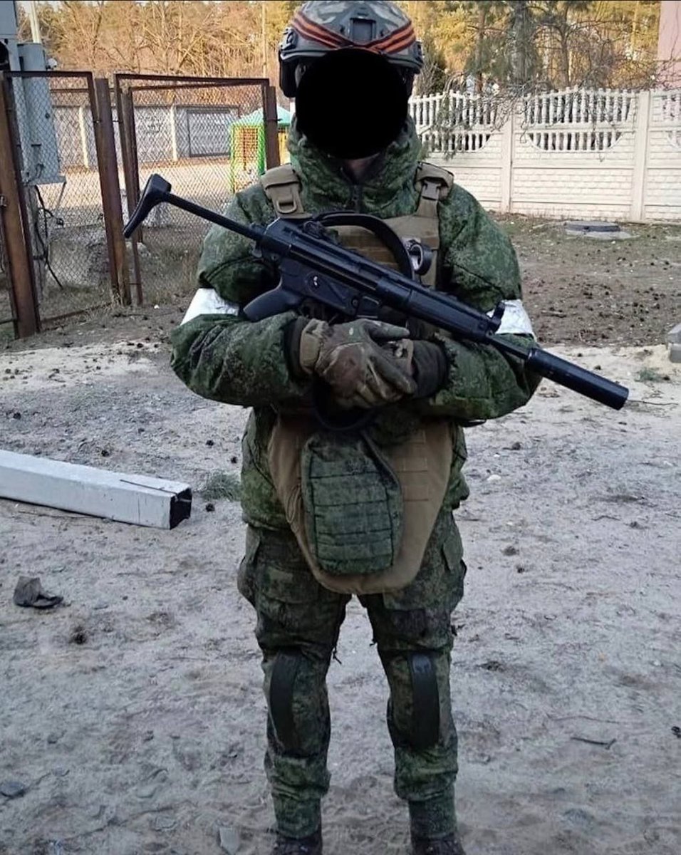 Cocomrade737's tweet photo. Paracaidista 🇷🇺 de la 45.ª Brigada Spetsnaz de la Guardia durante el asalto a Hostomel en 2022

• MKE T-94A2 capturado de fabricación 🇹🇷 
• Casco de corte alto AASHIELD (OD) con funda multicam
• Auriculares Impact Sport
• Cortavientos Spn JSC "VOENTORG" en EMR
• Pantalones VOIN EMR de antigua generación 
• Portaplacas Ars Arma A18 en coyote
• Groin ​Protector Ars Arma en coyote
• Guantes Mechanix FastFit (Multicam) 
•​1x Portaradio Azart en EMR