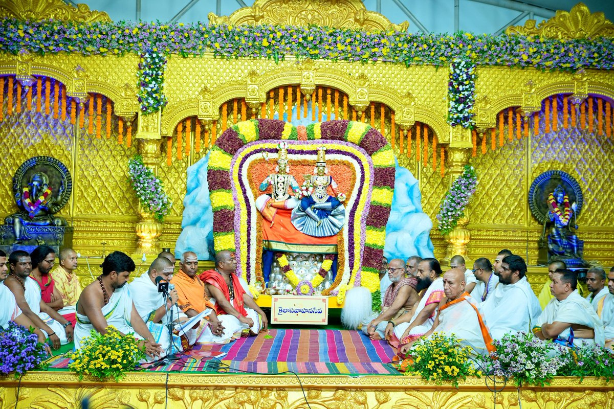 bcjrofficial's tweet photo. దేవి శరన్నవరాత్రి ఉత్సవాలను పురస్కరించుకుని శ్రీశైలం శ్రీ భ్రమరాంబ మల్లికార్జున స్వామివార్లకు రాష్ట్ర ప్రభుత్వం తరఫున కుటుంబ సమేతంగా పట్టువస్త్రాలు సమర్పించడం ఆనందంగా ఉంది. అనంతరం స్వామివారిని దర్శించుకుని ప్రత్యేక పూజలు చేశాను.

రాష్ట్ర ప్రజలందరూ సుఖసంతోషాలతో, ఆయురారోగ్యాలతో వర్ధిల్లాలని ఆకాంక్షించాను. రాష్ట్రం అన్ని రంగాల్లో అభివృద్ధి సాధించాలని, ప్రజల జీవితాల్లో సుఖసంతోషాలు వెల్లివిరియాలని శ్రీ భ్రమరాంబ మల్లికార్జున స్వామివారిని ప్రార్థించాను. ఎమ్మెల్యే బుడ్డా రాజశేఖర రెడ్డి, ఆలయ ఈవో ఎం. శ్రీనివాసరావుగారు, దేవస్థానం పాలకమండలి చైర్మన్ పోతుగుంట రమేష్ నాయుడు గారు పాల్గొన్నారు.

#DeviNavarathrulu 
#Srisailam 
#BCJR 
#BCJanardhanReddy 
#AndhraPradesh