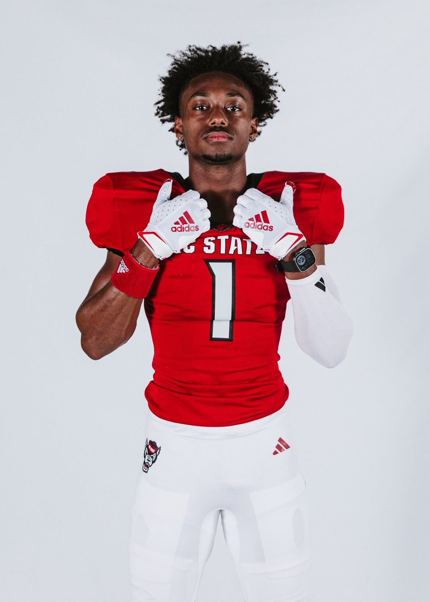 PackPower247's tweet photo. NC State's commits in Week 9:

🔴 QB Gunner Rivers: 230 passing yards w/ 4 TDs and 1 INT
🔴 WR Khy'lieb Rodriguez: 8 receptions for 140 yards w/ 1 TD; 95-yard kick return TD
🔴 S Alex Scott: 4 tackles, 1 TFL, 1 sack; 2 carries for 25 yards, 1 TD

✍️: https://t.co/maOq8cmudk https://t.co/jdBiliBzBP