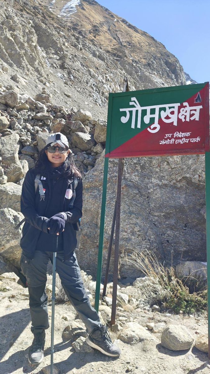 Satyam_Advait's tweet photo. माउंटेन ट्रेकिंग 🌄

पिछले लगभग एक महीने से स्वयं को माउंटेन ट्रेकिंग के लिए तैयार कर रही थी।

यह ट्रिप और ट्रेकिंग 10 दिनों की थी परंतु इससे पहले कई ट्रायल हुए । 

जिनमें कुछ में तो कलेजा मुंह को आ गया ।
टाइमलाइन दौड़ में तो अंदर से रोना आ रहा था ।
पैरों का दर्द तो सतत चलता ही रहा ।

सुबह 4:30 से सफर शुरू होता था और 2 घंटे तक लगातार शारीरिक फिटनेस संबंधी गतिविधियां करवाई जाती थी।
हर रोज लगता था क्यूं झेल रही है इतनी पीड़ा, जबकि यह अनिवार्य नहीं बल्कि स्वैच्छिक था ।

यह पहली बार था जब खुद को शारीरिक फिटनेस के तल पर परखा।
स्वयं को कई स्तरों पर कमजोर पाया और काम करना शुरू किया।
कम्यूनिटी के ही एक सदस्य राहुल जी से भी वीगन डाइट संबंधी सुझाव लिए।

ऊंचे ऊंचे पहाड़ और गंगा के उत्पत्ति स्थल का नजारा अद्भुत था । शांत और मजबूत पहाड़ ठहरने पर विवश कर रहे थे।
सतत बहती भागीरथी और अन्य नदियां किसी जगह रूक जाने को प्रतिबंधित करती प्रतीत हो रही थी।

पानी इतना साफ की नदियों से सीधे ले रहे थे।
पहली बार कुछ दिनों तक आउट औफ नेटवर्क रहने का अनुभव भी सुकून देने वाला था 
यहां तक की नेटवर्क में आने के बाद भी किसी अपने से बात करने की कोई जल्दबाजी नहीं थी।

माउंटेन लाईफ ने जरूरत और विलासिता के बीच के अंतर को भी बारीकी से समझाया ।

मेरे लिए यह सफर 2024 में आचार्य जी के आने से जिंदगी की एक नई परिभाषा से ही उपजा था 
जिसमें सुरक्षा को दरकिनार करते हुए चुनौतियों को निमंत्रण देना ही जीवन का पर्याय बन गया था ।

मैंने पहले दिन ही खुद से कहा था कि मैं खुद से पीछे नहीं हटूंगी, बेशक यदि मैं इनके क्राईटेरिया को पूरा नहीं कर पाती तो ये लोग ही मुझे निकाल दे।

जब जब लगा बहुत दर्द हो रहा है तब दर्द और दुःख के बीच के अंतर को समझने का प्रयास किया।
आचार्य जी दर्द के क्षणों में हमेशा जहन में थे कि पीछे हट गई तो क्या मुंह दिखाएगी ।

जिंदगी में अब यही बेपरवाही अच्छी लगने लगी है।

कोई डर नहीं चोट लगेगी या दर्द होगा 
 बस जहन में यही रहता है जो होगा देखा जाएगा।

#AcharyaPrashant #Sports

Posted by Santosh Choudhary on Acharya Prashant App.
@Prashant_Advait
@Advait_Prashant
Download Now -

https://t.co/47oN9rXEql