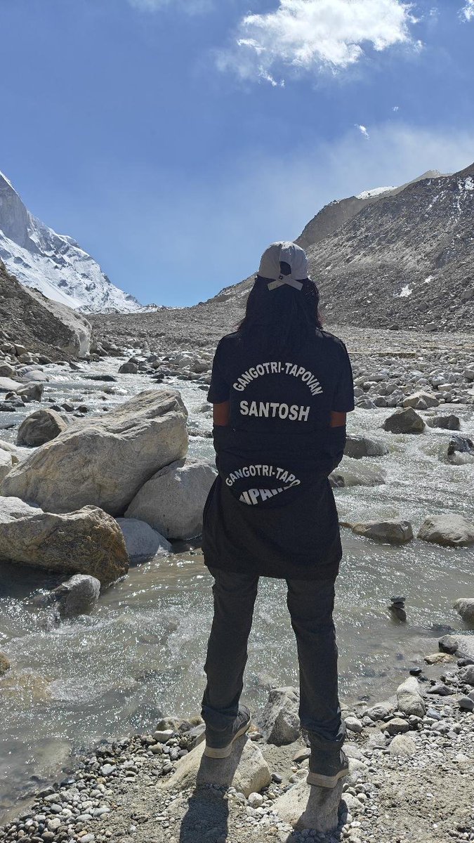 Satyam_Advait's tweet photo. माउंटेन ट्रेकिंग 🌄

पिछले लगभग एक महीने से स्वयं को माउंटेन ट्रेकिंग के लिए तैयार कर रही थी।

यह ट्रिप और ट्रेकिंग 10 दिनों की थी परंतु इससे पहले कई ट्रायल हुए । 

जिनमें कुछ में तो कलेजा मुंह को आ गया ।
टाइमलाइन दौड़ में तो अंदर से रोना आ रहा था ।
पैरों का दर्द तो सतत चलता ही रहा ।

सुबह 4:30 से सफर शुरू होता था और 2 घंटे तक लगातार शारीरिक फिटनेस संबंधी गतिविधियां करवाई जाती थी।
हर रोज लगता था क्यूं झेल रही है इतनी पीड़ा, जबकि यह अनिवार्य नहीं बल्कि स्वैच्छिक था ।

यह पहली बार था जब खुद को शारीरिक फिटनेस के तल पर परखा।
स्वयं को कई स्तरों पर कमजोर पाया और काम करना शुरू किया।
कम्यूनिटी के ही एक सदस्य राहुल जी से भी वीगन डाइट संबंधी सुझाव लिए।

ऊंचे ऊंचे पहाड़ और गंगा के उत्पत्ति स्थल का नजारा अद्भुत था । शांत और मजबूत पहाड़ ठहरने पर विवश कर रहे थे।
सतत बहती भागीरथी और अन्य नदियां किसी जगह रूक जाने को प्रतिबंधित करती प्रतीत हो रही थी।

पानी इतना साफ की नदियों से सीधे ले रहे थे।
पहली बार कुछ दिनों तक आउट औफ नेटवर्क रहने का अनुभव भी सुकून देने वाला था 
यहां तक की नेटवर्क में आने के बाद भी किसी अपने से बात करने की कोई जल्दबाजी नहीं थी।

माउंटेन लाईफ ने जरूरत और विलासिता के बीच के अंतर को भी बारीकी से समझाया ।

मेरे लिए यह सफर 2024 में आचार्य जी के आने से जिंदगी की एक नई परिभाषा से ही उपजा था 
जिसमें सुरक्षा को दरकिनार करते हुए चुनौतियों को निमंत्रण देना ही जीवन का पर्याय बन गया था ।

मैंने पहले दिन ही खुद से कहा था कि मैं खुद से पीछे नहीं हटूंगी, बेशक यदि मैं इनके क्राईटेरिया को पूरा नहीं कर पाती तो ये लोग ही मुझे निकाल दे।

जब जब लगा बहुत दर्द हो रहा है तब दर्द और दुःख के बीच के अंतर को समझने का प्रयास किया।
आचार्य जी दर्द के क्षणों में हमेशा जहन में थे कि पीछे हट गई तो क्या मुंह दिखाएगी ।

जिंदगी में अब यही बेपरवाही अच्छी लगने लगी है।

कोई डर नहीं चोट लगेगी या दर्द होगा 
 बस जहन में यही रहता है जो होगा देखा जाएगा।

#AcharyaPrashant #Sports

Posted by Santosh Choudhary on Acharya Prashant App.
@Prashant_Advait
@Advait_Prashant
Download Now -

https://t.co/47oN9rXEql