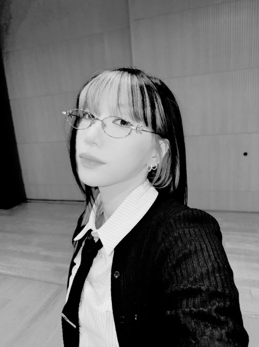 ZlTKHA's tweet photo. Hoje fui jurada em uma competição de dança em grupo, então obviamente fui à caráter, com uma roupa de mulher super séria. :D

Brincadeiras à parte, adorei ser jurada! Mal vejo a hora de ser novamente. https://t.co/bz99ru1ayk