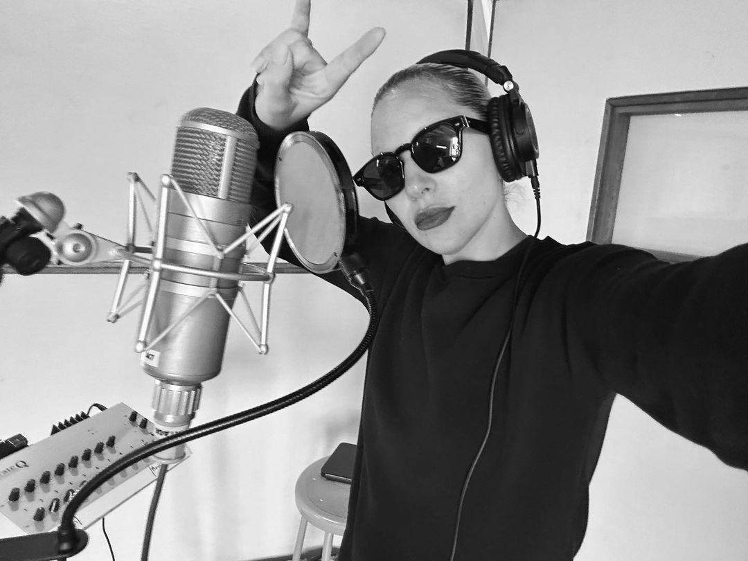 RDTLadyGaga's tweet photo. 🚨🔥 Eita! Lady Gaga respondeu um fã que pediu por novos álbuns em sua última publicação no TikTok: 

Fã: “Gaga por favor não nos faça esperar muito por novos álbuns!!! Nós queremos música!!! Todos álbuns demoraram muito 😭” 

Gaga: “Não se preocupe 🩷🩷” https://t.co/wPku8aJYGA