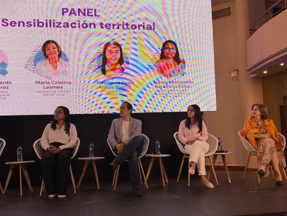 SecSaludBAQ's tweet photo. La secretaria @StephanieABaq participa hoy en el panel de sensibilización territorial sobre la ‘Ruta Integral de Atención del Cáncer de mama: Un Camino Rosa Sin Fronteras’, reafirmando el compromiso de Barranquilla con la detección temprana y la atención oportuna. https://t.co/wNRn9d3B0i