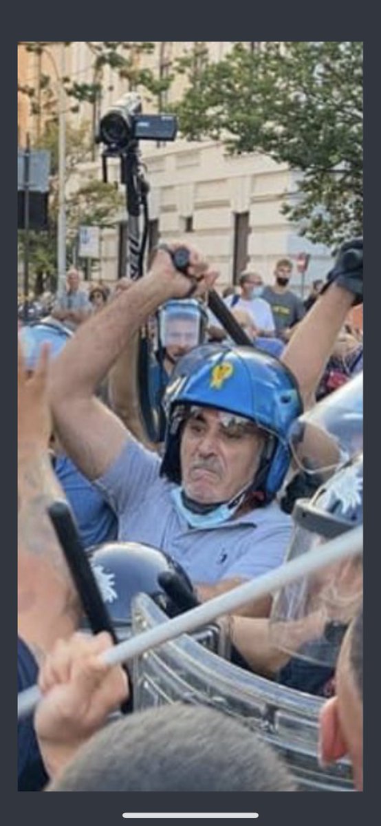 tuo_e28433's tweet photo. Io mi chiedo soltanto perché durante gli anni del periodo covid le forze dell’ordine erano diverse….. https://t.co/LT9DUyP3If
