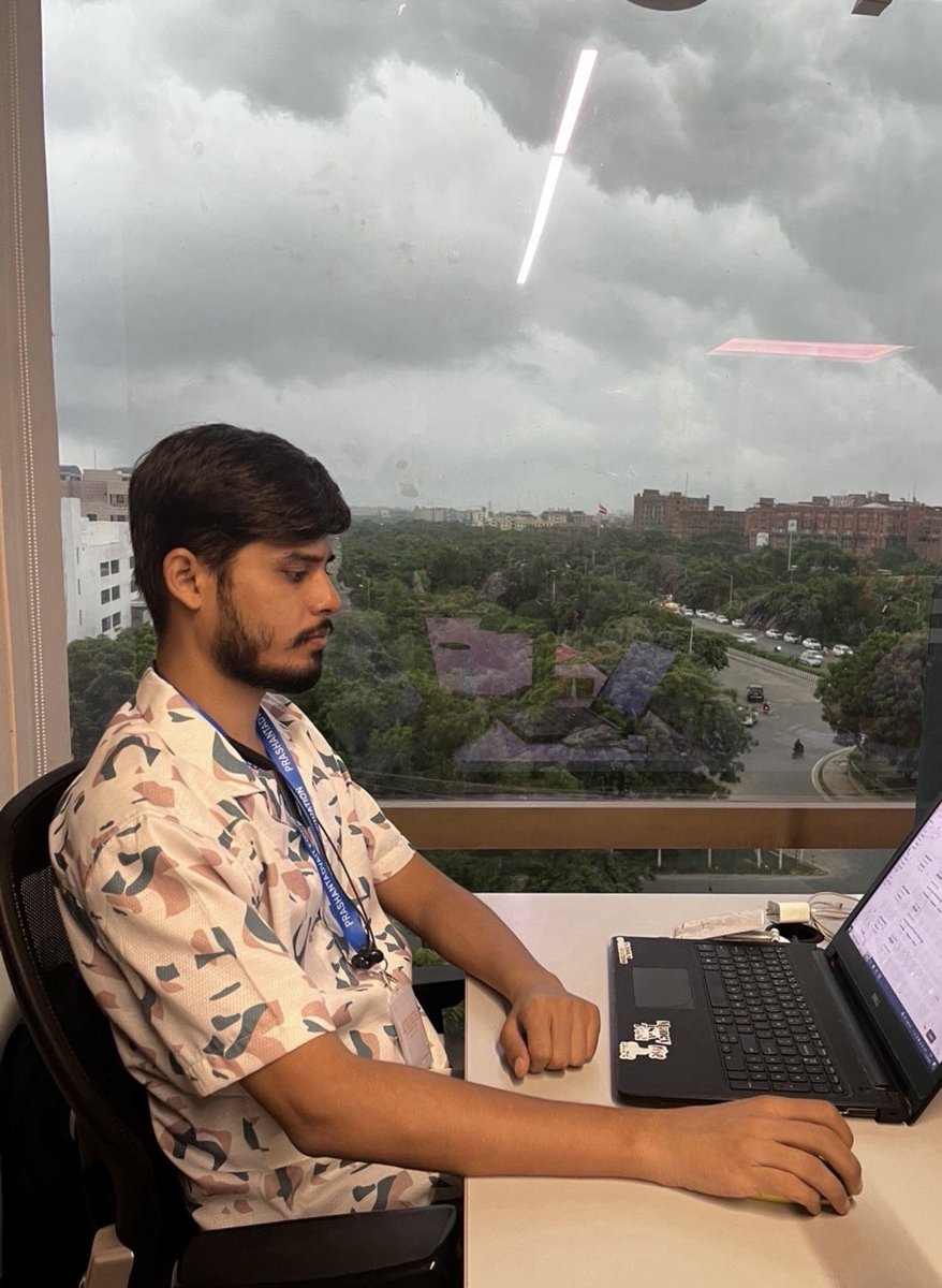 Satyam_Advait's tweet photo. अवलोकन: काम बदला, तो जीने का तरीका भी बदल गया

पहले भी काम करता था। अलग-अलग कंपनियों में काम किया, अपना बिज़नेस भी किया। व्यस्तता की कमी नहीं थी। अक्सर लगता था कि जीवन में बहुत कुछ करना है, लेकिन समय ही नहीं है।

जिम जाना है, खेलना है, सेहत का ध्यान रखना है, अच्छा खाना खाना है, किताबें पढ़नी हैं। पता था कि ये सब ज़रूरी है, लेकिन कभी समय का बहाना होता था, कभी मन नहीं करता था।

अजीब बात यह थी कि पहले काम के घंटे भी तय थे, वीकेंड पर छुट्टी भी थी, फिर भी अपने लिए कुछ नहीं कर पाता था। काम इतना उबाऊ लगता था कि सारी ऊर्जा उसी में खर्च हो जाती थी। किसी तरह काम पूरा करो, घर जाओ, सो जाओ और अगले दिन फिर वही दिनचर्या।

लेकिन जब से संस्था में काम कर रहा हूँ, जीवन जीने का तरीका ही बदल गया है।

अब काम करते हुए समय का पता नहीं चलता और साथ-साथ बाकी चीज़ें भी सहजता से हो जाती हैं। दिन में काम, शाम को जिम, रात में खेलना, किताबें पढ़ना और अपनी सेहत व खानपान का ध्यान रखना।

सत्र वाले दिनों में रात देर तक सत्रों में समय बीतता है। और जिन रातों में सत्र नहीं होते या परीक्षा अथवा एक्सक्लूसिव सत्र होते हैं, उन दिनों भी सत्र के बाद साथियों के साथ खेलने निकल जाते हैं। कई बार खेलकर लौटते-लौटते रात के दो-तीन बज जाते हैं और अगली सुबह फिर काम पर जाना होता है।

यह सब लिखते हुए लगता है कि दिनचर्या कितनी व्यस्त है, लेकिन वास्तव में यह उतनी बोझिल नहीं लगती। शायद इसलिए कि यहाँ केवल काम नहीं होता, काम के साथ जीवन भी चलता रहता है।

इसमें माहौल और साथियों की भी बड़ी भूमिका है। लोग एक-दूसरे को खेलने, किताबें पढ़ने, परीक्षा देने और सत्र सुनने के लिए प्रेरित करते हैं। जो चीज़ें पहले खुद को समझाकर करनी पड़ती थीं, वे अब दिनचर्या का स्वाभाविक हिस्सा बन गई हैं।

पहले लगता था कि इन सबके लिए अलग से समय निकालना पड़ेगा। अब समझ आता है कि केवल समय होना ही काफ़ी नहीं है। काम की प्रकृति, आसपास का माहौल और साथ रहने वाले लोग भी तय करते हैं कि हम अपने समय का इस्तेमाल कैसे करते हैं।

एक बात और महसूस हुई है। जब दिन का बड़ा हिस्सा किसी सार्थक काम में बीतता है, तो व्यर्थ की चीज़ों में उलझने का अवसर भी कम हो जाता है। हर बार खुद से लड़ना नहीं पड़ता, ध्यान स्वाभाविक रूप से दूसरी दिशा में लगा रहता है।

पहले भी व्यस्त था, आज भी हूँ। फर्क शायद इतना है कि पहले काम मेरी ऊर्जा ले लेता था, अब काम के साथ ऊर्जा भी मिलती है।

मैं अभी भी सीख रहा हूँ, लेकिन पिछले कुछ महीनों में आया यह बदलाव साफ़ दिखाई देता है।

शायद जीवन को बेहतर बनाने के लिए हमेशा समय बढ़ाने की ज़रूरत नहीं होती। कभी-कभी सही काम और सही माहौल खोजना ज़रूरी होता है, जहाँ जीवन की ज़रूरी चीज़ों के लिए समय अपने आप निकलने लगे।

#AcharyaPrashant

Posted by Abhishek Kumar Choudhary on Acharya Prashant App.
@Prashant_Advait
@Advait_Prashant
Download Now -

https://t.co/pgy3sLc6tm