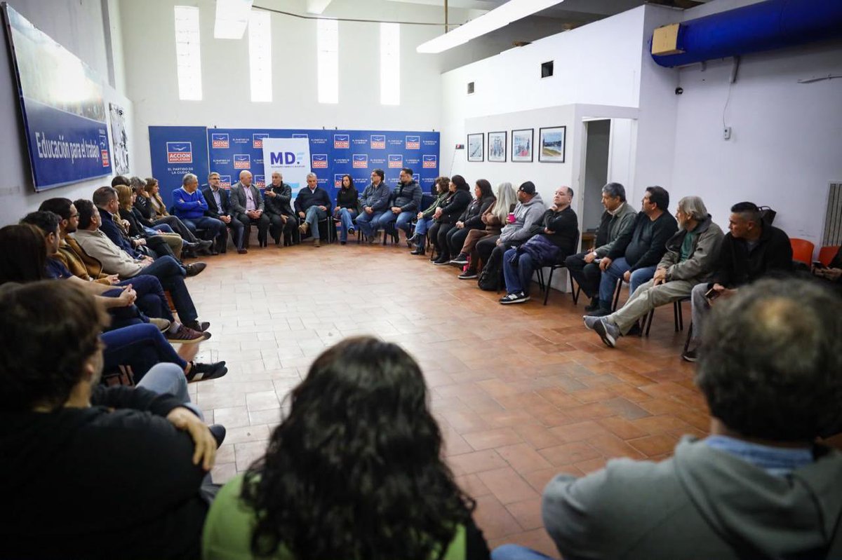 GustavoPulti's tweet photo. ▪️ Recibimos la visita de Jorge Ferraresi junto a militantes y referentes de AM y MDF.

▪️ Construir una alternativa amplia, democrática y plural para la Argentina con Axel Kicillof, para la Provincia y para Mar del Plata requiere mucho diálogo e intercambio de miradas.

▪️ Como intendente, como ministro y como militante, Jorge ha hecho grandes aportes.

▪️ Le compartimos nuestra mirada sobre la Mar del Plata que queremos, junto a los vecinos y vecinas de cada barrio.

▪️ Mar del Plata necesita mucha gestión para salir del abandono. También necesita una Argentina que defienda la industria, el mercado interno y la justicia social. Y una Provincia con la que abrazarse desde su identidad atlántica para salir juntos adelante.

#AcciónMarplatense #MovimientoDerechoAlFuturo #MarDelPlata #AxelKicillof #JorgeFerraresi