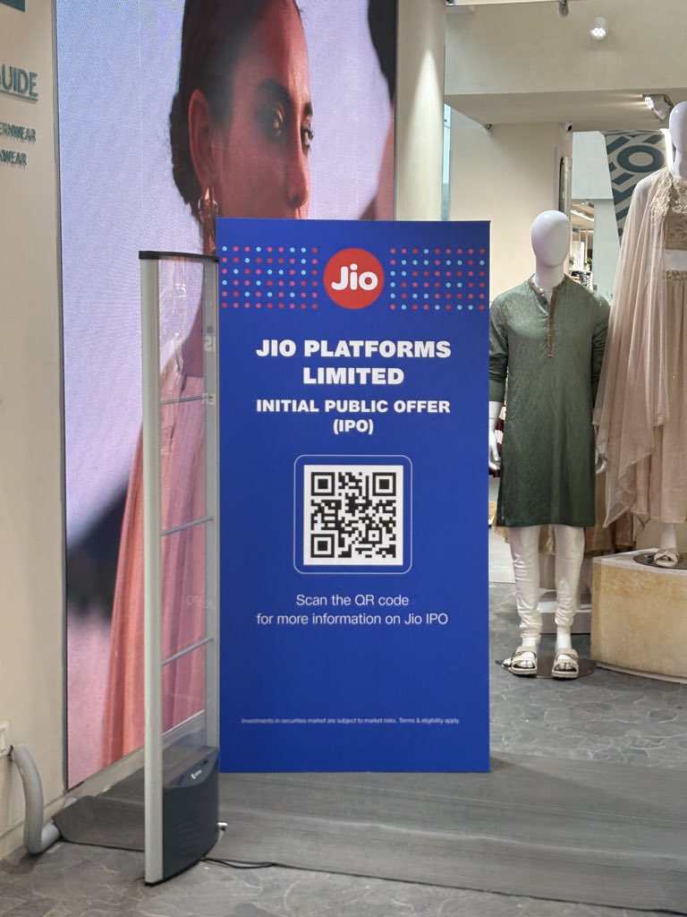anushcache's tweet photo. @pHequals7 saw this at the mall the other day https://t.co/orgLxFRsWN