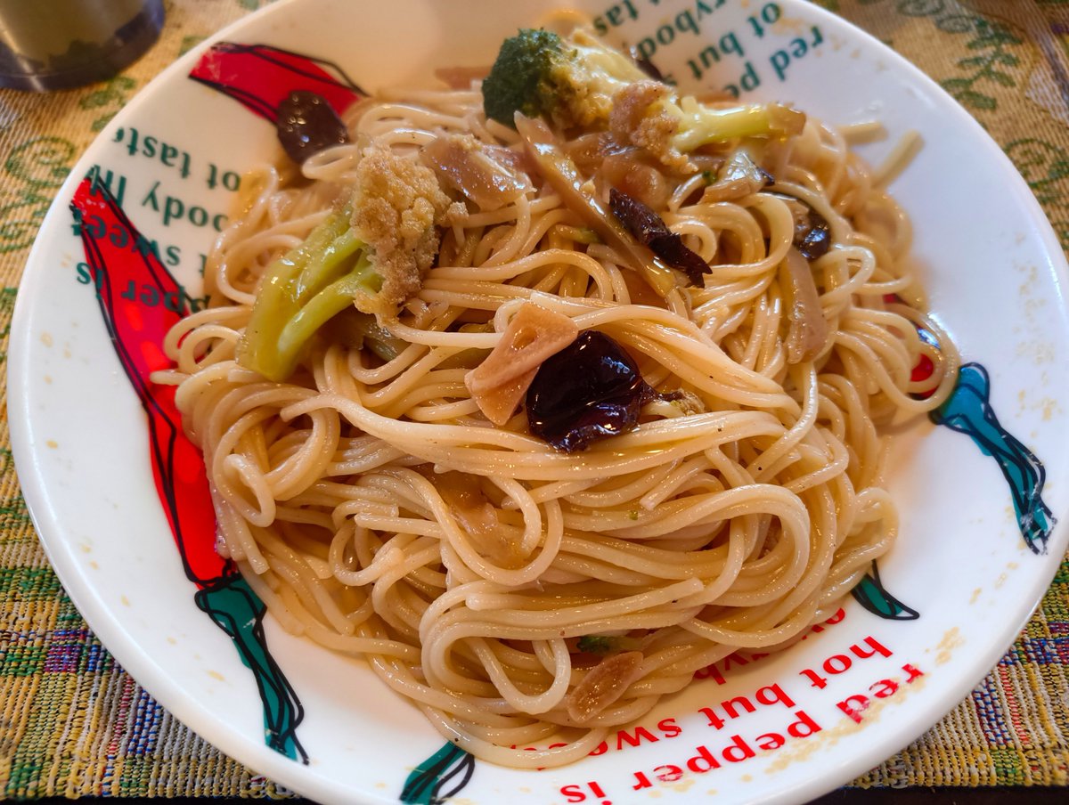 faustcat's tweet photo. 久々の夜食おゆはん。
今日のおゆはんは、カリフラワーときくらげのペペロンチーノです
#今日のおゆはん #おうちごはん #夕食 #晩ごはん  #Twitter家庭料理部 https://t.co/SrivMetVdC