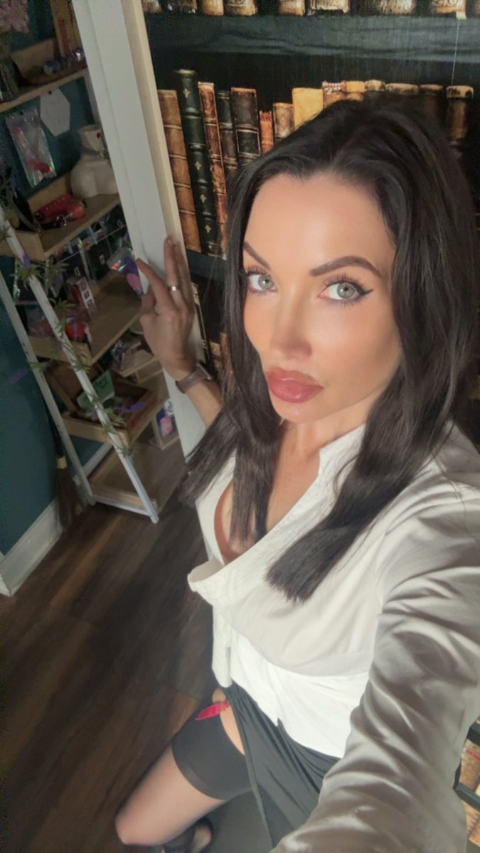 TabithaThorne's tweet photo. A little shock therapy for a very willing subject today… ⚡😈 Who knew pushing buttons could be quite so much fun? 💋@ElectraStim https://t.co/y15Vdw3NqU