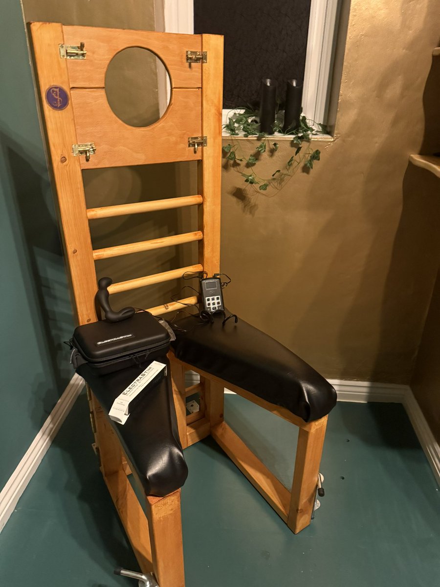 TabithaThorne's tweet photo. A little shock therapy for a very willing subject today… ⚡😈 Who knew pushing buttons could be quite so much fun? 💋@ElectraStim https://t.co/y15Vdw3NqU