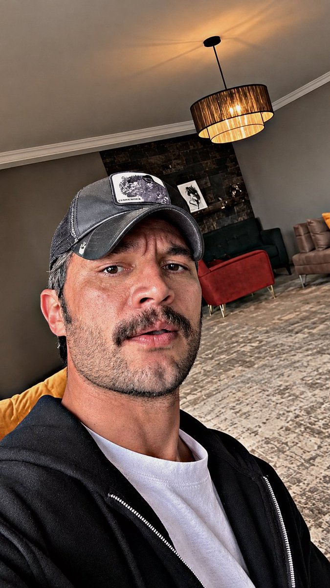fromilhan's tweet photo. İlhanın selfie çekerken yaptığı o poza ve yüz ifadesine aşığım 🥹🐣🖤 #ilhanşen https://t.co/k5ZJoss60L