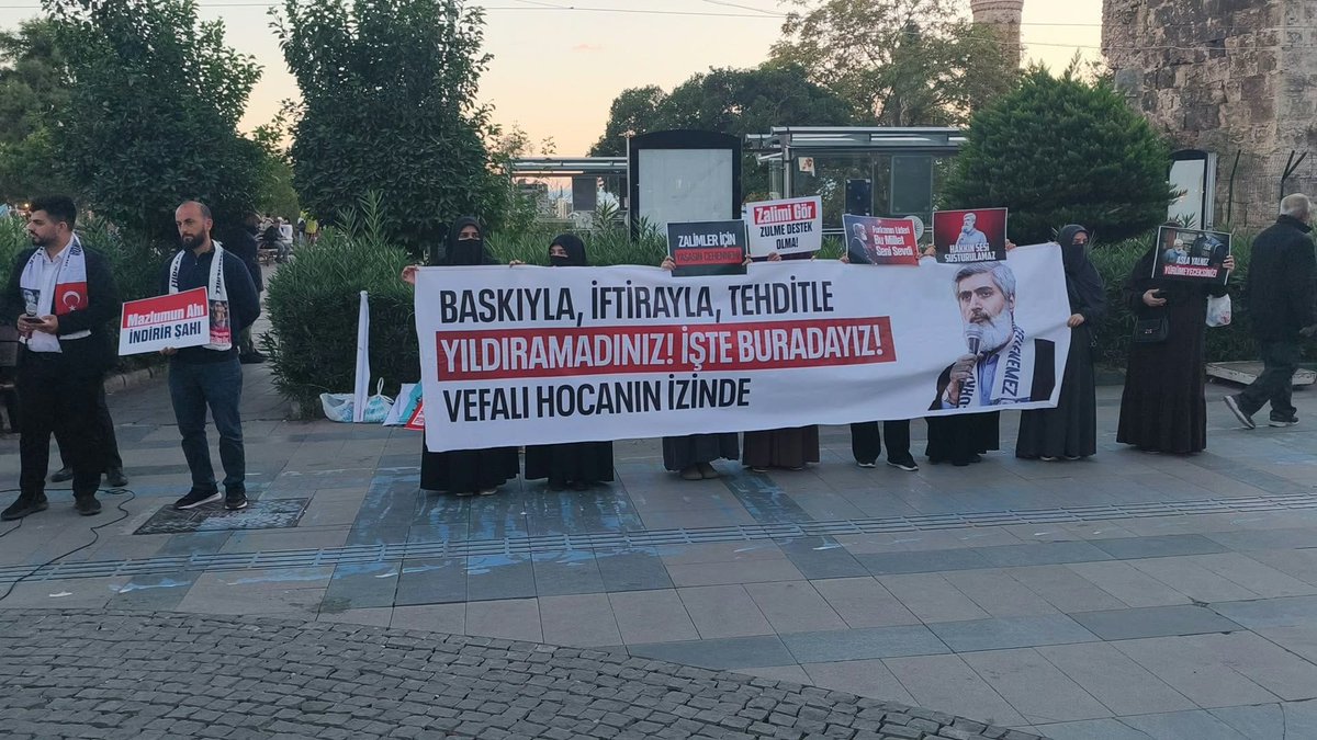07furkanhareket's tweet photo. Antalya Furkan Hareketi olarak, tutuklu bulunan Alparslan Kuytul Hocaefendi, Semra Kuytul Hocahanım ve diğer kardeşlerimize özgürlük talebinde bulunmak için Kapalıyol Saat Kulesi Meydanında bir araya geldik.

#YargıEliyleZulüm
Cezaevleri IşkenceEvi
AkpDönemi ZulümDönemi https://t.co/IkVA3svMFx