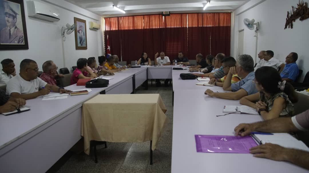 LorenzoOsbel's tweet photo. El conocimiento y la experiencia de los profesores de la Universidad de #LasTunas son elementos muy necesarios para poder implementar correctamente las transformaciones económicas y sociales en el territorio #PorLasTunasLaVictoria #SíSePuede https://t.co/GK66h88uiS
