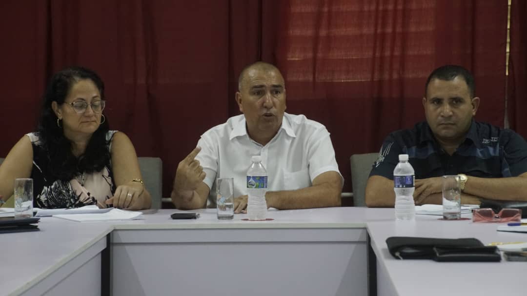 LorenzoOsbel's tweet photo. El conocimiento y la experiencia de los profesores de la Universidad de #LasTunas son elementos muy necesarios para poder implementar correctamente las transformaciones económicas y sociales en el territorio #PorLasTunasLaVictoria #SíSePuede https://t.co/GK66h88uiS
