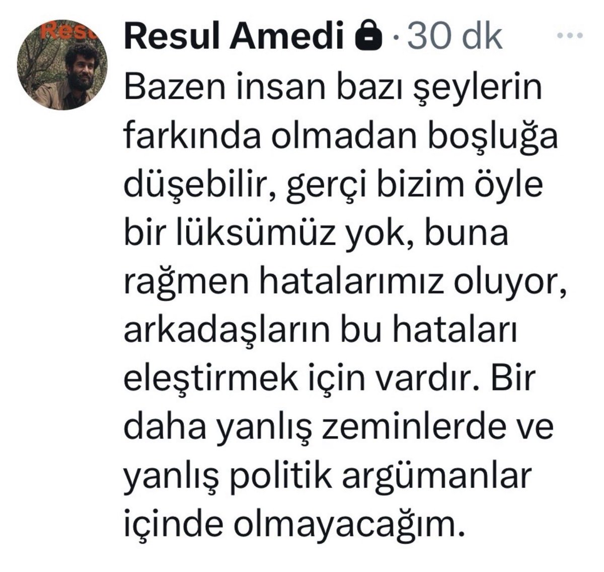 Bavedelalb24's tweet photo. @serhat18825480 
@Ahmedyf6c 
Eleştirilerimize acımıza şehitlerimize ve bütün hassasiyetlerimize karşı yapılan bu öz eleştiri sana yakışandır. Teşekkür ederim Resul Amed.
Ama keşke bu zemini hazırlayan oda sahibi Ahmet Aram da aynı hassasiyeti gösterebilseydi. Önderliğimize ve şehitlerimize hakaret eden bir unsurun paylaşımlarını odanın altına açıkça yapıştırdığım halde ayrıca kendisine özelden yazıp bu konudaki hassasiyetimizi belirttiğim halde karşıt düşüncede olan kişiye söz verdi bizim hassasiyetlerimiz ise göz ardı edildi.
Üstelik defalarca mikrofon isteyen insanlara söz hakkı verilmemesi de ayrı bir mesele.
Şimdi insan sormadan edemiyor Önderliğimize şehitlere aleni bir şekilde hakaret eden unsura söz hakkı verilirken, bazı insanların itirazları ve hassasiyetleri görmezden gelindi?
Bu da elbette sorgulanması gereken bir durumdur. Çünkü