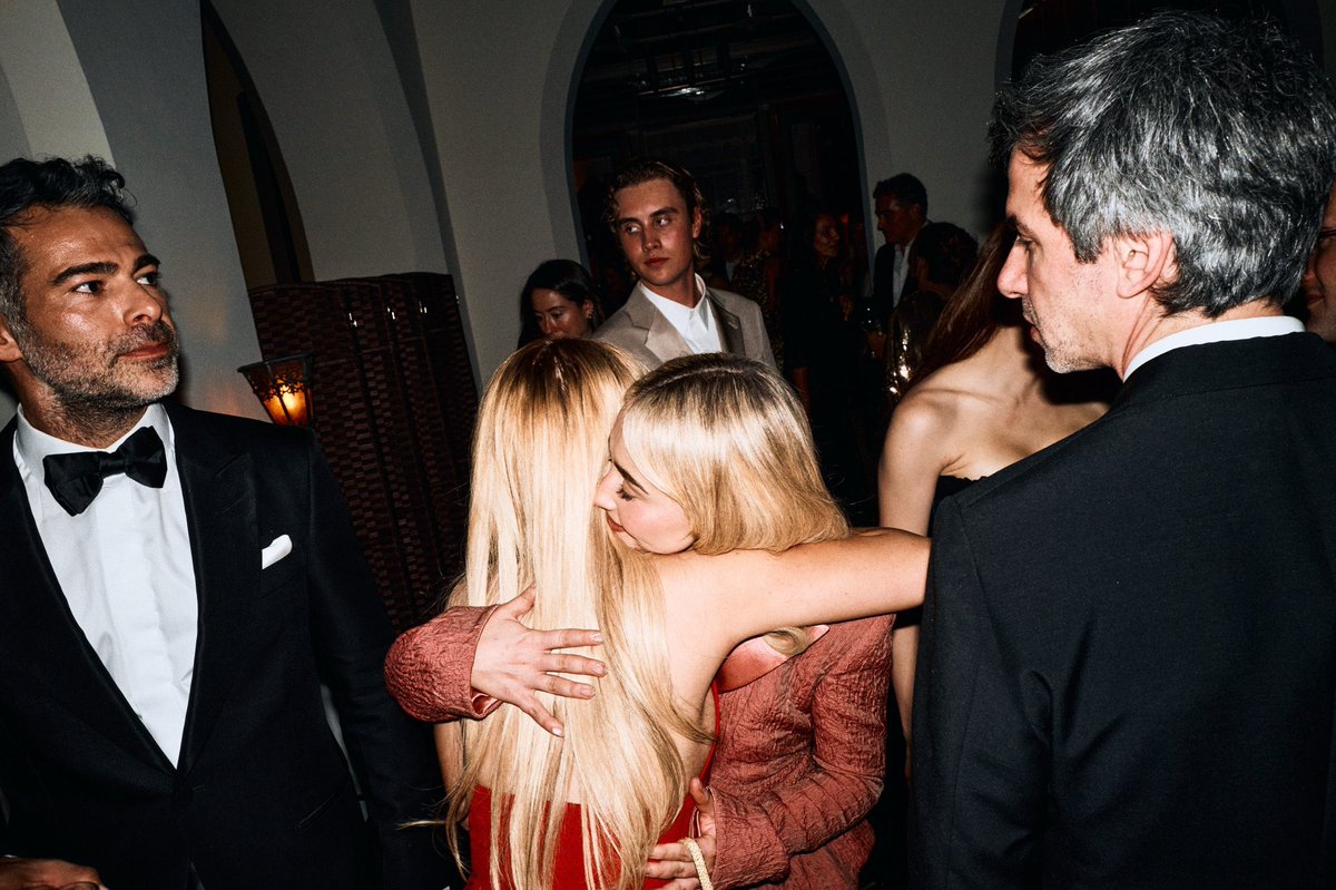 UpdatesBrinaBR's tweet photo. FOFAS! Sabrina Carpenter com Mckenna Grace na After Party do Academy Museum Gala 2026. 🧡 https://t.co/REfqrOggkK