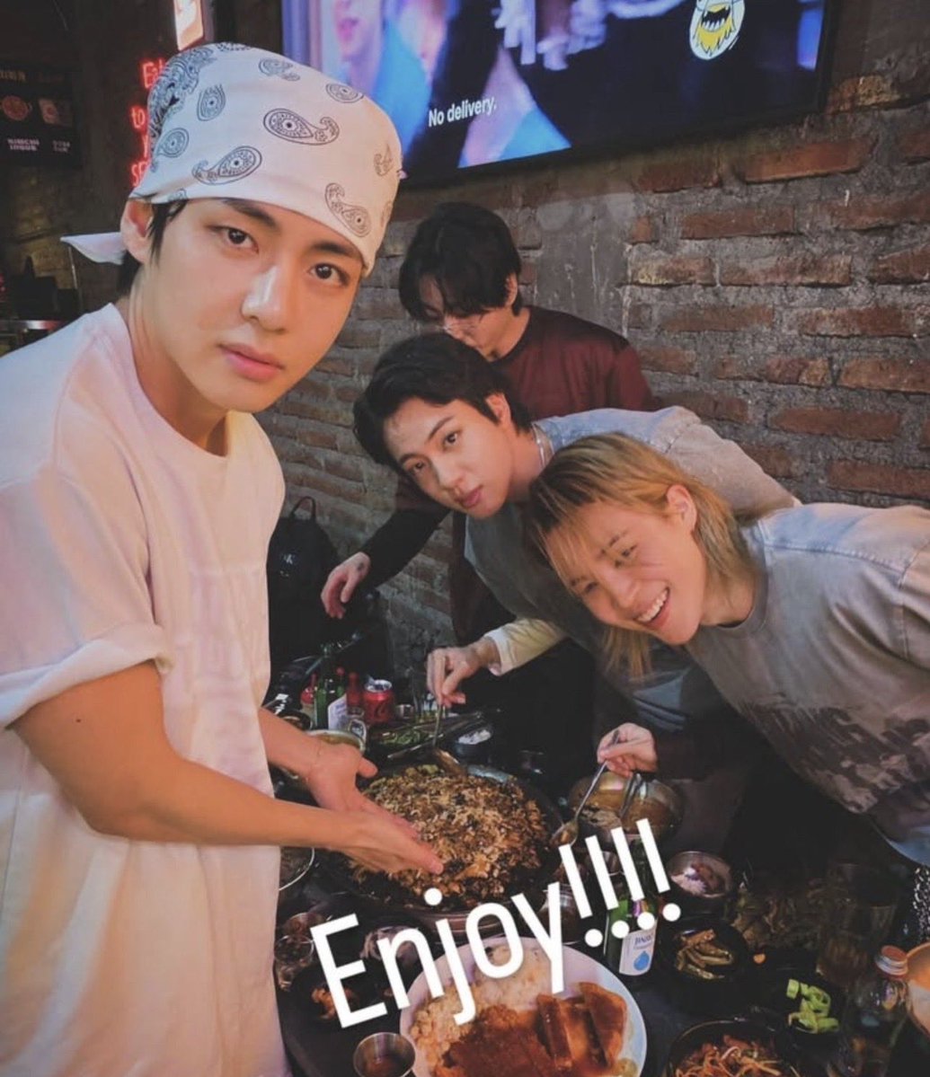 sirenjimins's tweet photo. they're just like me i love food too https://t.co/EhZ1ghwBFk