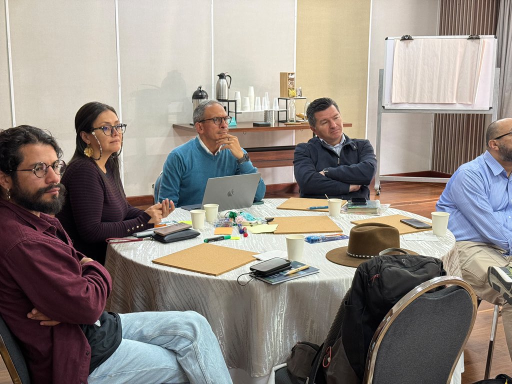 MinAmbienteCo's tweet photo. #ABCDelAmbiente | Avanzamos en la actualización del Plan Nacional de Restauración de Colombia, con 3️⃣ prioridades: conservar el agua, proteger la biodiversidad y fortalecer la participación de las comunidades.

📍En Bogotá, junto a delegados del SINA y autoridades indígenas, realizamos la tercera Mesa Nacional Asesora de Restauración, un espacio de diálogo para analizar el estado de la restauración ecológica del país, construir propuestas, identificar capacidades, establecer prioridades y promover alianzas estratégicas.

Estos encuentros fortalecen el trabajo articulado entre el Gobierno, las autoridades ambientales e institutos de investigación, porque restaurar nuestros ecosistemas es un desafío que requiere sumar conocimientos, esfuerzos y capacidades para alcanzar resultados que no serían posibles de manera individual.