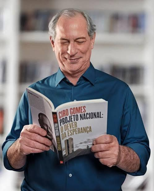 oswaldtoshiro's tweet photo. O livro que Ciro Gomes escreveu // o livro no qual Flávio Bolsonaro 'escreveu' o prefácio

São dois mundos muito diferentes. Dois Brasis completamente opostos. Só que um deles foi demonizado pela esquerda, e o outro provavelmente será dono do Brasil a partir de 2027. Escolhas. https://t.co/b57xGRGVxE