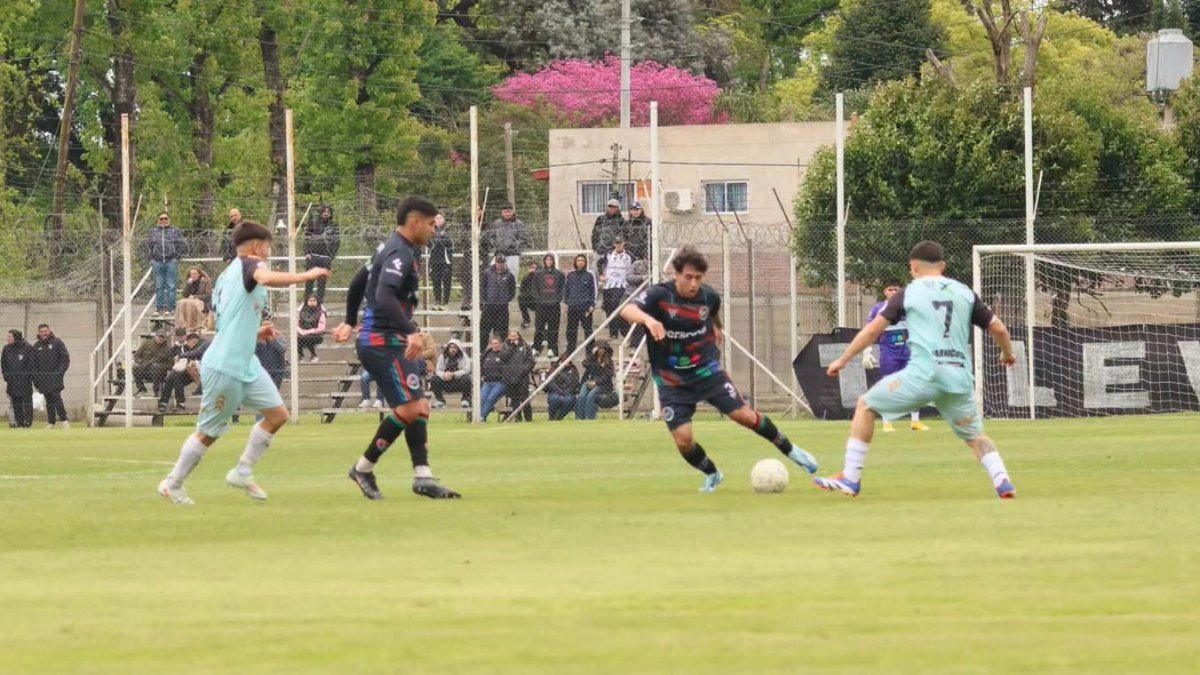 SATSAIDnacional's tweet photo. 🇬🇲⚽ PROMOCIONAL AMATEUR: EL SAT PERDIÓ ANTE GLEW POR PENALES EN UNA FINAL AGÓNICA

El partido de vuelta por la final del reducido tuvo de todo. Pese al buen rendimiento del equipo, al @_ClubSAT se le escapó la victoria sobre el final. 

Todos los detalles 
https://t.co/KvJn1grrAb