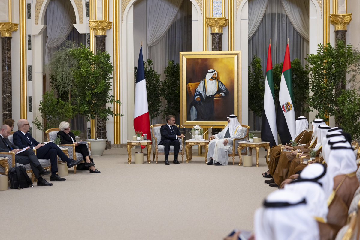MohamedBinZayed's tweet photo. Lors de notre rencontre aujourd’hui à Abou Dhabi, j’ai discuté avec le président Emmanuel Macron des relations historiques et stratégiques entre les Émirats arabes unis et la France, ainsi que des moyens de les renforcer au service de notre prospérité commune. Nous avons également évoqué les évolutions régionales et les efforts en faveur de la paix et de la stabilité dans la région et dans le monde. Les relations entre les Émirats arabes unis et la France reposent sur des fondements solides. Nous sommes déterminés à continuer de les faire progresser et à renforcer notre partenariat à long terme, afin de bâtir un avenir meilleur pour nos deux pays et nos deux peuples.