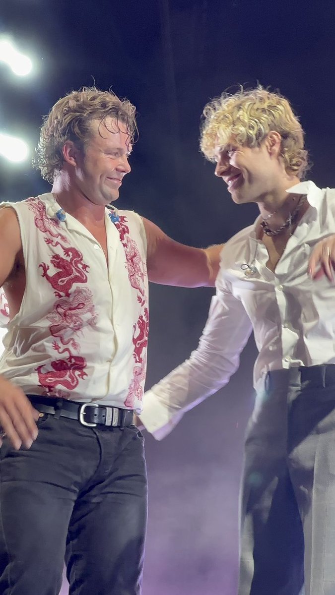 evolvedlashton tweet picture