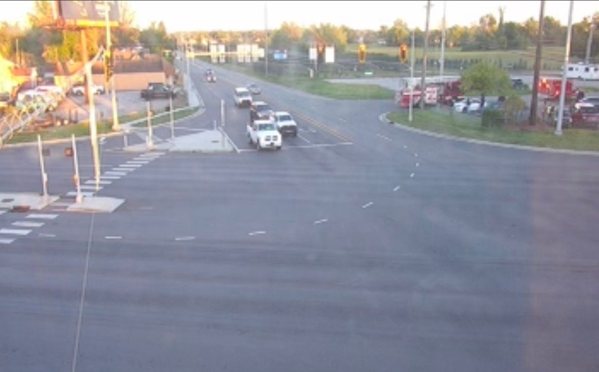 EvansvilleWatch's tweet photo. Accident w/Injury- Hwy 41 &amp; Morgan Ave. 2 vehicles involved, in the Subway lot. EPD &amp; EFD on scene. 
#ewatch
#tristateroads

Service powered by NetSavvy 
Photo from INDOT Traffic Cam https://t.co/RPTnVZKpMW