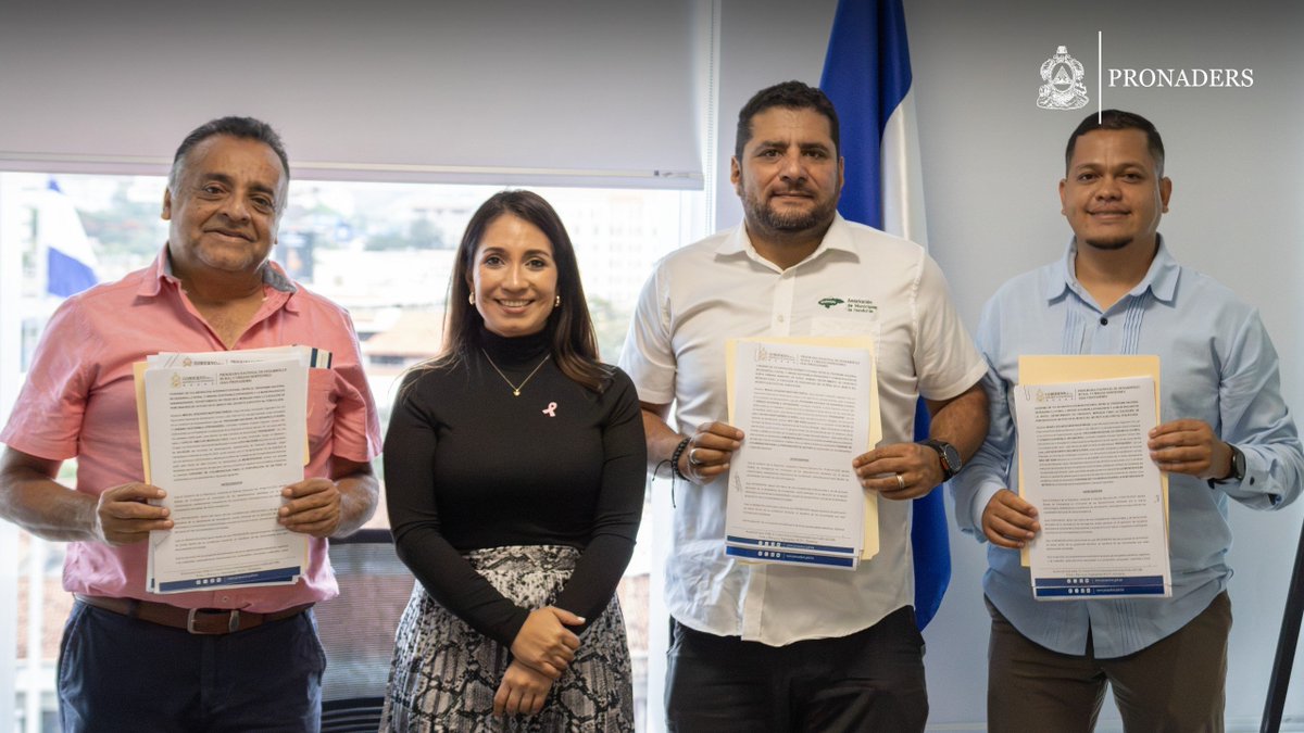 pronaders_hn's tweet photo. 💧🤝 #PRONADERS realizó la firma de convenios para la perforación de pozos en Nueva Armenia, La Venta, Sabanagrande y Cantarranas, Francisco Morazán, como parte del Plan Masivo de Perforación de Pozos impulsado por Edgardo Martínez y Ángel Paz, para fortalecer el acceso al agua. https://t.co/pWXNBfuWvp