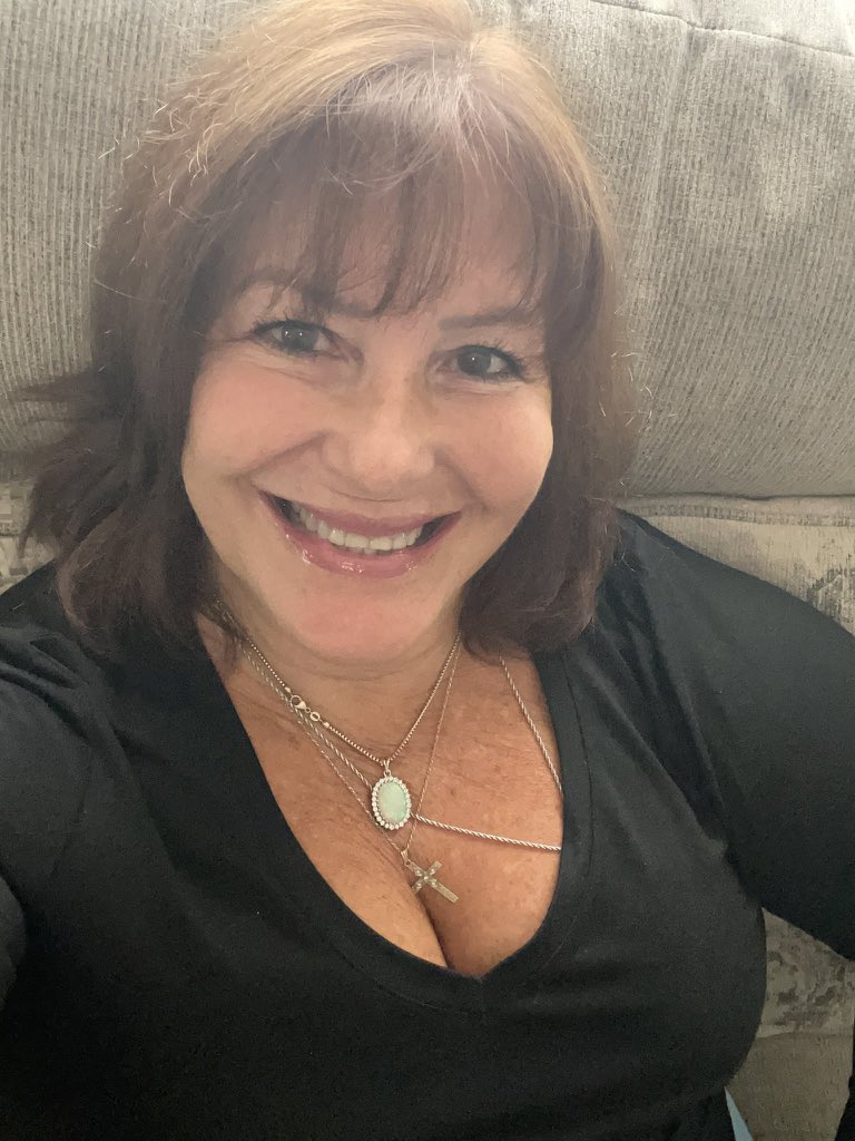 IVORYYGODDESS's tweet photo. Sending you all a smile .. it was a rough weekend here!! #noreaster #hellofall #plussized #gilf https://t.co/Bqyt1iYXCn