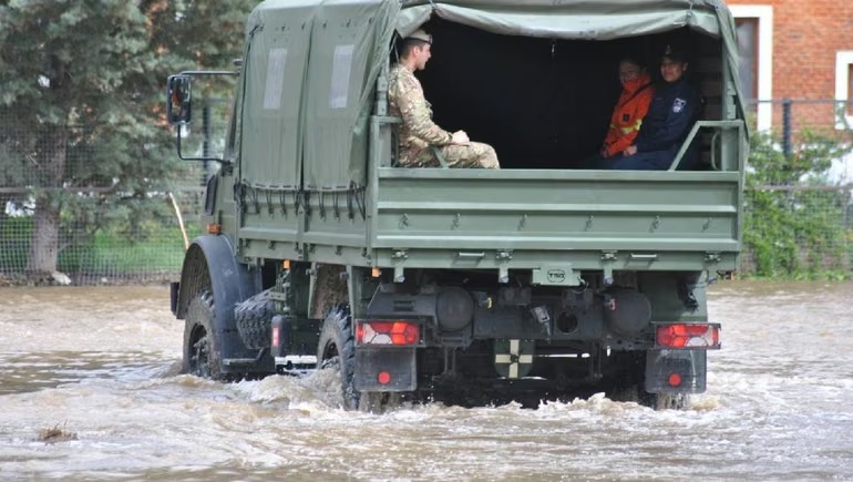 Argendef's tweet photo. Primer empleo de camiones Unimog U4000 en apoyo a la comunidad 👏

Durante el desborde del arroyo Covunco, fue requerido el apoyo del Regimiento de Infantería de Montaña 10. Se emplearon los nuevos camiones, con los que se colaboró en la evacuación de tres personas afectadas. https://t.co/tvr3ylEdPs