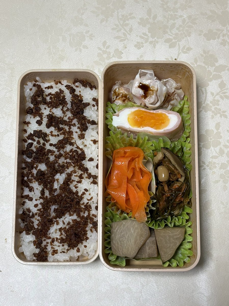 kota_DMER's tweet photo. 今日のお弁当🍱
しゅうまい、ハムエッグ、キャロットラペ、昆布うま煮、里芋の煮物、牛そぼろ
#お弁当
#お弁当記録 https://t.co/6zAsg3V3ID