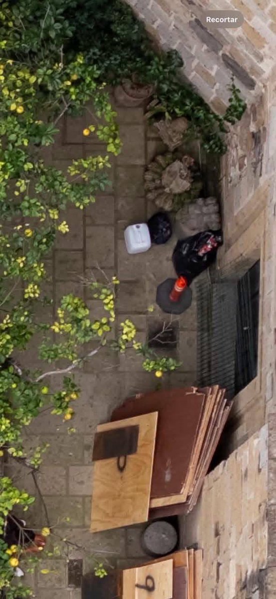 JaliscoRojo's tweet photo. Fotografías captadas ayer por un dron en el Palacio de Gobierno de Jalisco durante protesta por el agua en Guadalajara se observan policías recostados en el interior del inmueble, mientras en el exterior se realizaban pintas. https://t.co/MuVmcFCJBU