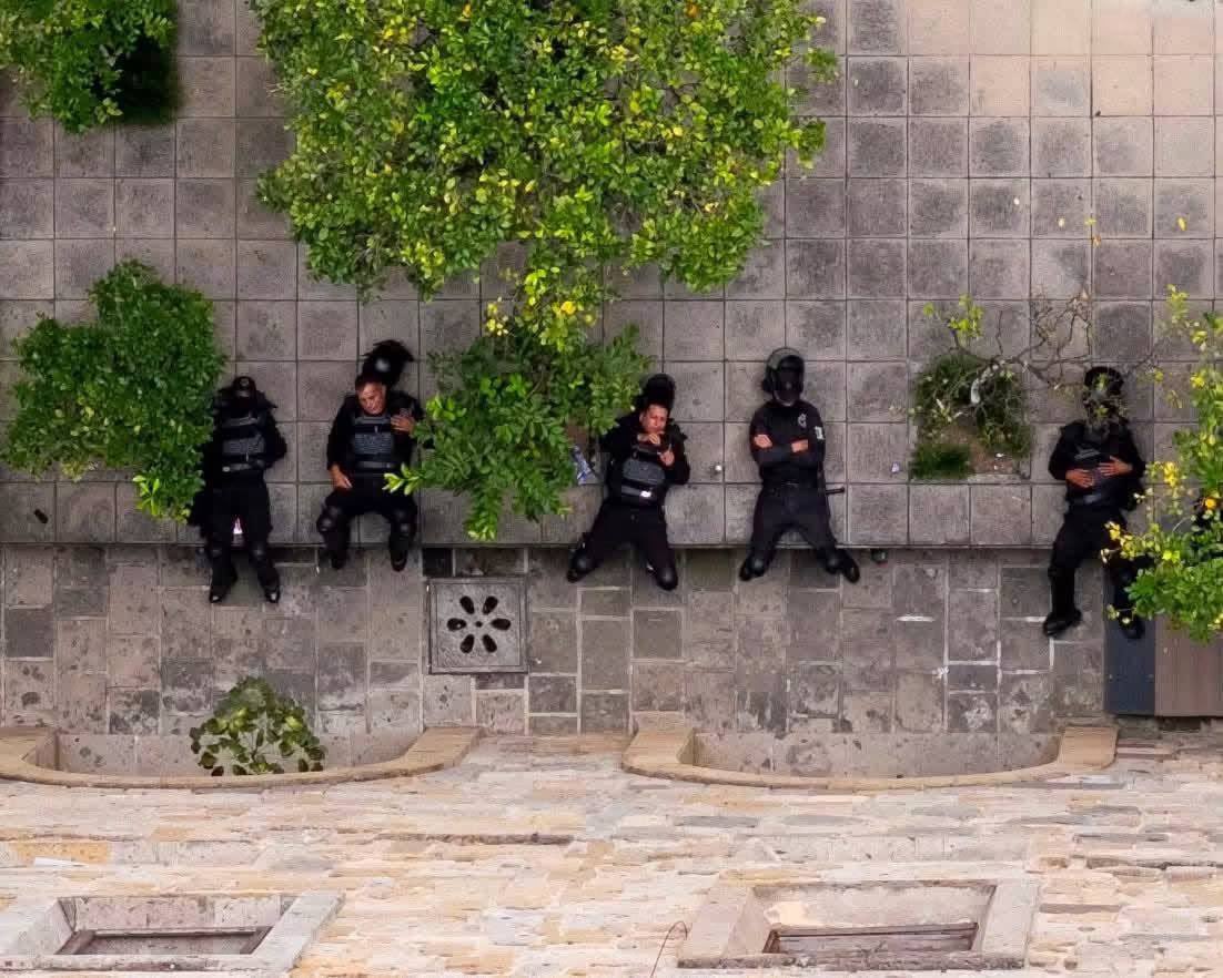 JaliscoRojo's tweet photo. Fotografías captadas ayer por un dron en el Palacio de Gobierno de Jalisco durante protesta por el agua en Guadalajara se observan policías recostados en el interior del inmueble, mientras en el exterior se realizaban pintas. https://t.co/MuVmcFCJBU