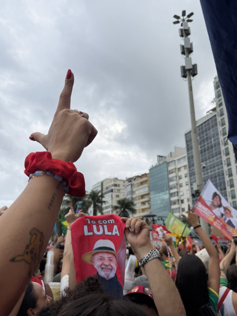 Amandahlua's tweet photo. Ontem levei o GOSTOSAS COM LULA muito a sério e fui pra rua ❤️⭐️ https://t.co/xFPXanZ896