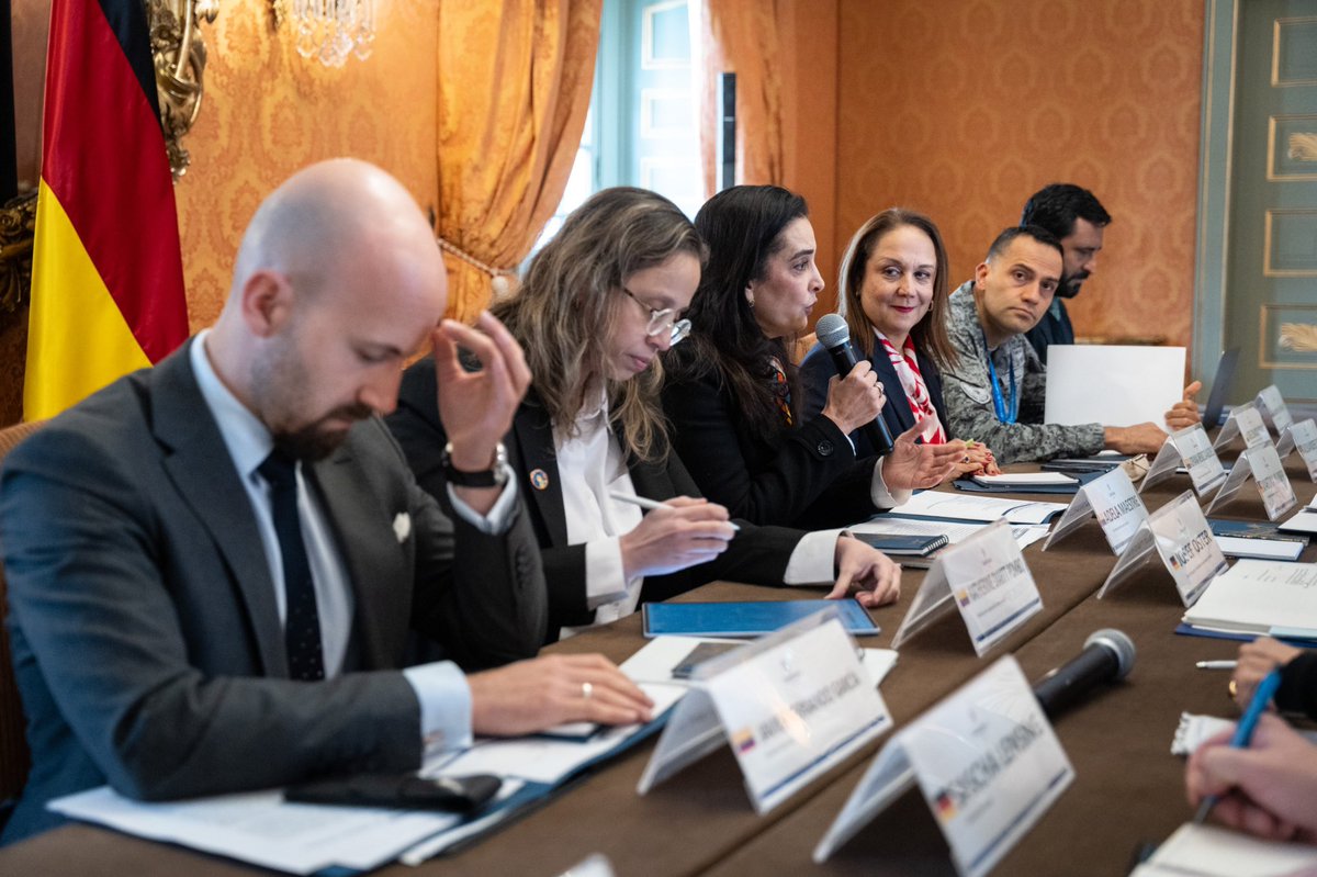 CancilleriaCol's tweet photo. La viceministra de Relaciones Exteriores, Adela Maestre Cuello, recibió en el Palacio de San Carlos a una delegación del Parlamento alemán que visita Colombia esta semana.

Durante el encuentro, en el que también participó la embajadora de ese país en Colombia, se abordaron temas prioritarios para el Gobierno nacional, como la lucha contra el crimen organizado transnacional y la cooperación para el desarrollo.

La viceministra Maestre reafirmó la importancia de fortalecer la agenda bilateral con Alemania.
