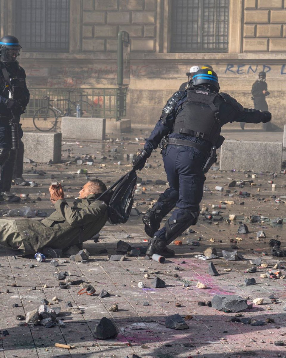 Col_Informa's tweet photo. 🇫🇷 «Tomaremos la Bastilla»: cómo entender el estallido social en Francia

✊🏾 800.000 manifestantes, cientos de heridos y protestas que se extienden por Europa. La juventud estudiantil marca la vanguardia del cambio social.

👉 https://t.co/D2RkzqOBS3 https://t.co/qQDob115Eb