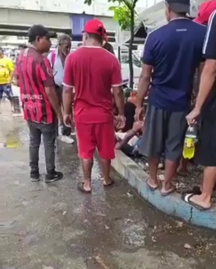CodigoDig_01of's tweet photo. #GUAYAQUIL🔴

La tarde de éste Lunes varios delincuentes intentaron robar un vehículo blindado y se enfrentaron a balas con la #PolicíaEcuador, en el sector de la Entrada de la 8, en #Guayaquil. 
Varias personas resultaron heridas, extraoficial habría una persona fallecida. https://t.co/xrbKd6XrCY