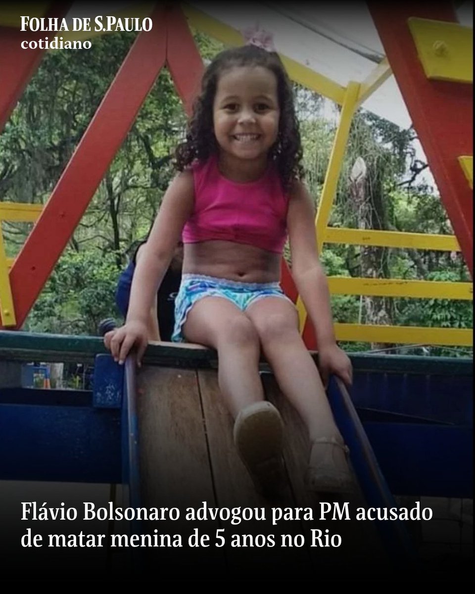 folha's tweet photo. O senador Flávio Bolsonaro (PL-RJ), candidato à Presidência, aparece entre os advogados do cabo da PM Bruno Dias Delaroli, acusado de matar com um tiro de fuzil a menina Ana Clara Gomes Machado, 5, em Niterói, região metropolitana do Rio de Janeiro, em 2021. O registro da atuação do senador está no acórdão do STJ (Superior Tribunal de Justiça) que, em 2024, rejeitou por 3 votos a 2 um recurso da defesa para tirar o policial do júri popular. O PM ainda não foi julgado. O caso voltou à tona durante o debate entre os candidatos à Presidência da República na Band, logo após Flávio mencionar que o presidente Lula foi o mais votado em presídios. O petista retrucou: "Esse assassino que você não deixou ser preso, que matou uma criança de 5 anos, votou em você?". Flávio defendeu sua atuação como advogado. "Você não pode criminalizar a advocacia, Lula. Nem teve julgamento e você já condenou o cara." Procurada por mensagem nesta segunda (19), a assessoria do senador não retornou. Ana Clara foi atingida pelo disparo quando brincava na frente de casa com o irmão de 2 anos, na travessa Alvorada, no Badu, na comunidade do Monan Pequeno, em 2 de fevereiro. Ela morreu no Hospital Estadual Azevedo Lima. Segundo a denúncia da Promotoria, o cabo, lotado no 12º BPM (Niterói), disparou com um fuzil calibre 7,62 em direção a uma área residencial e continuou atirando mesmo depois de pessoas gritarem "é morador, é morador". A Promotoria afirma que não houve confronto. Segundo ela, a viatura não tinha marcas de tiros e a perícia só recolheu no local estojos de munição de fuzil.

📲Leia mais na #Folha: https://t.co/DTY1lFtgwI

📷 Reprodução/ONG Rio de Paz

#PraTodosVerem: Ana Clara Machado, 5, morreu após ser atingida por um tiro na porta de casa, em uma favela de Niterói (RJ)