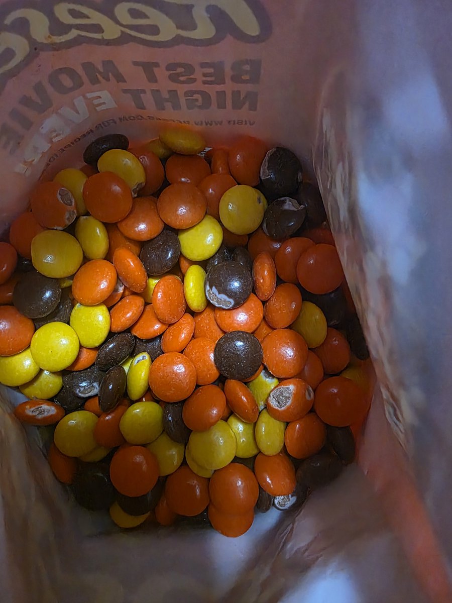 xjaysynn's tweet photo. Second bag ive bought that looks like the pieces got stuck in the machine.  I dont pay with broken dollars. Lol
@reeses https://t.co/gRuktfv5f8
