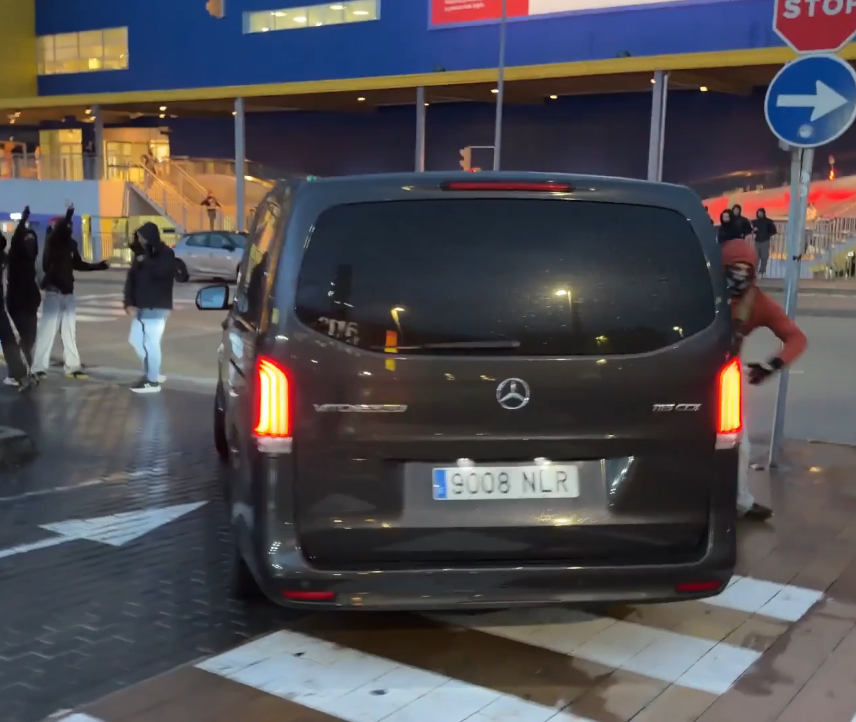 Lurgabe's tweet photo. @josevico4 Imagino que la DGT o los @mossos tomarán buena nota de la matrícula de ese vehículo e identificarán al conductor que casi atropella a un peatón y hace maniobras peligrosas entre el tráfico. 
Les Ayudo un poco: 9008NLR https://t.co/QnMIaRL7aK