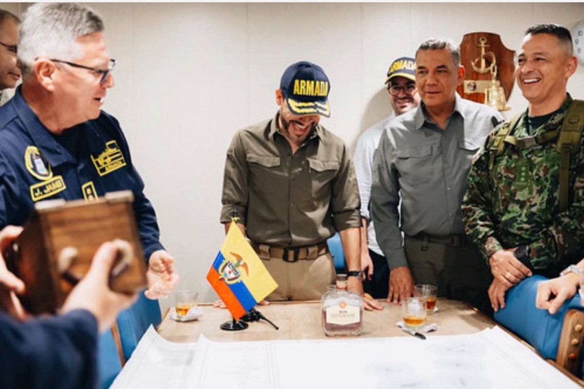 Romanosky_PH's tweet photo. No veremos a la prensa basura hacer escándalos. 
El bandido chirrete borrachin AbeNarco, tomando whisky con militares y policías, en un consejo de seguridad. 
De razón la inseguridad ha aumentado en este ilegítimo y protervo gobierno. https://t.co/PLSYSYYaai