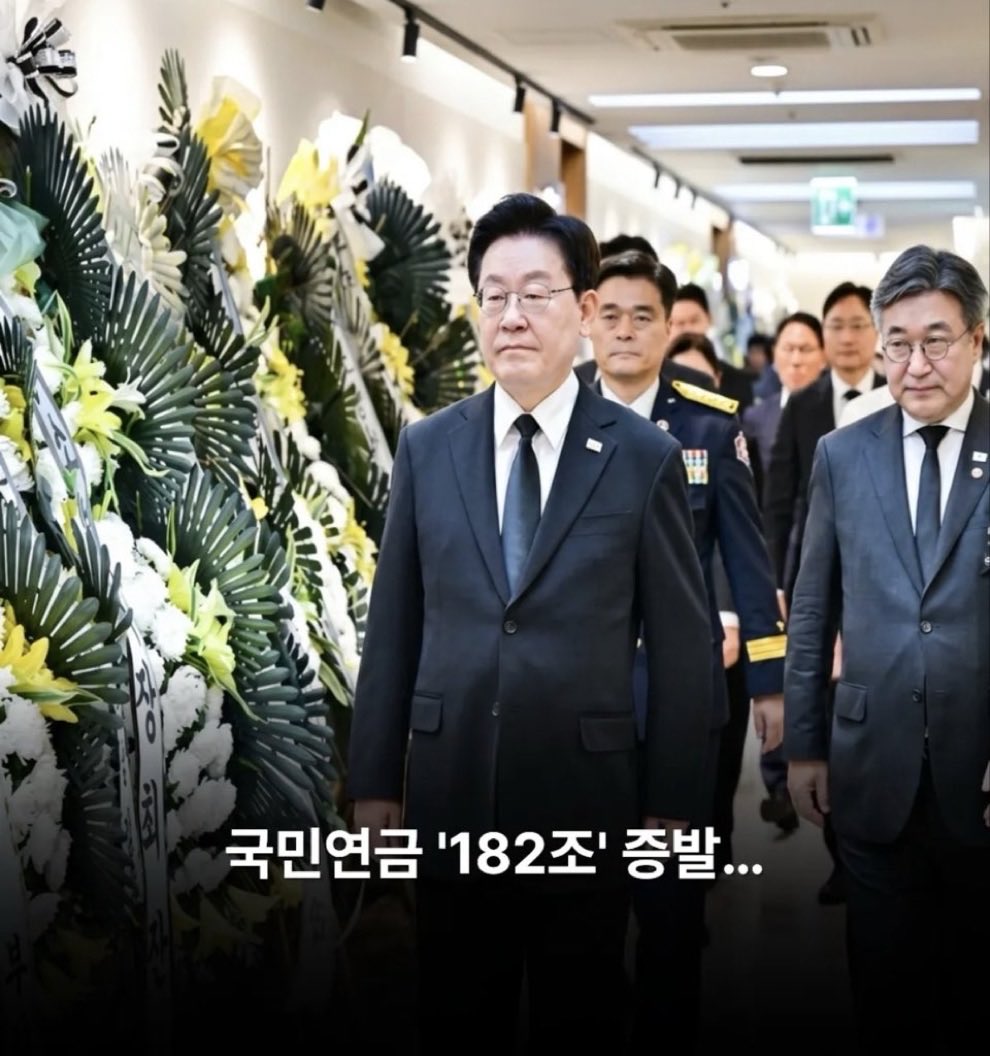 CorruptWorldK's tweet photo. 주식 일부러 뻥튀기 시키고
외국자본 퇴로 열어준 죄!
182조 만 해도 너는 사형감이다.
우리가 어떻게 모은 돈인데… https://t.co/uLaAI4lEvF